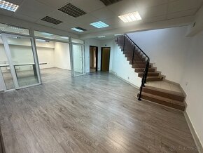 Na prenájom obchodný priestor 226m2 -Voľný Ihned - 10