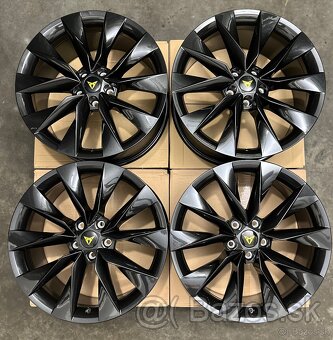 Nepoužité hliníkové disky 5x112 R19 Škoda Crystal Black - 10