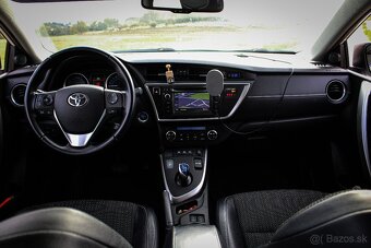 Toyota Auris Hybrid (elektro + benzín) - 10