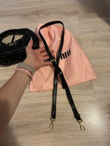 Miu Miu Wander matelassé nappa hobo bag - čierna (MM1) - 10