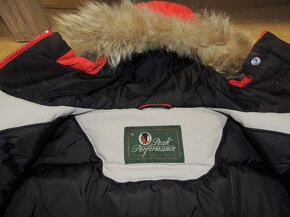 Moncler Duvet, Peak Performance a Tommy Hilfiger parka - 10