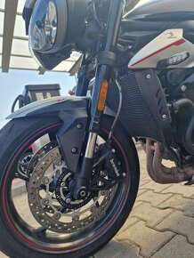 Triumph Street Triple 765 R r.v.: 2020 prvý majiteľ - 10