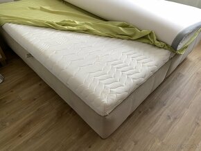 KOMPLET - kvalitna postel a 3 kvalitne matrace so stolikmi - 10