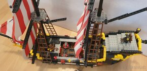 LEGO Pirátska loď - 10