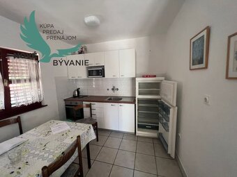 Na predaj dom 2x apartmán len 100m od mora v Chorvatsku vhod - 10