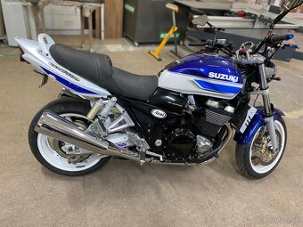 Suzuki GSX 1400 - 10