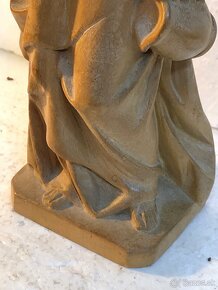 Stará krásna drevená socha Svätá Alžbeta - 10