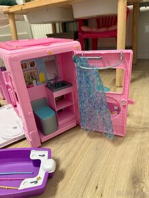 Sanitka Barbie + dve Barbie + karavan Barbie = spolu 50€ - 10