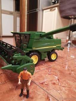 Predám Bruder Kombajn John Deere - 10