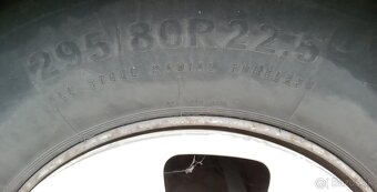 Autobus Karosa kolesá Firestone 295/80 R22,5 - 10