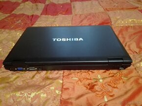 Toshiba. i5 4 x 3,2 GHz. 15,6“ HD+. 500 GB. WEB. COM port. - 10