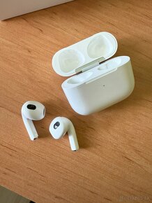 Apple AirPods 3 s MagSafe nabíjacím puzdrom - 10