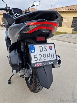 Honda PCX 125 – 1431 km – šedá kráska hľadá nového majiteľa. - 10