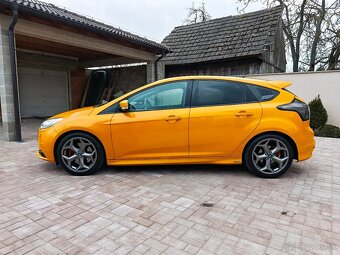 FORD FOCUS ST 2.0i - 10