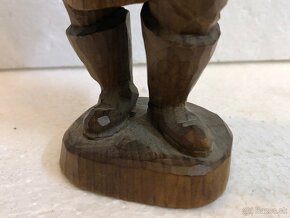 Stará drevená socha MUŽ S KRČAHOM - 10
