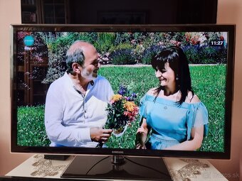 Predám LED TV SAMSUNG UE40D5500RW FULL HD - 10