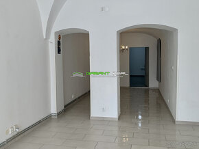 Prenájom obchodný priestor s výkladom, 80 m2, Slovenská ul. - 11