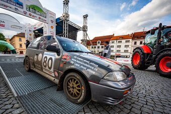 Závodní Suzuki Swift GTI na rally - 11