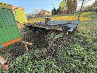 Poľnohospodárske stroje, vlečky, motory, kolesá, peneumatiky - 11