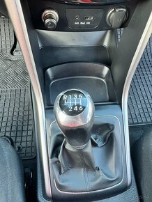 Hyundai i30 kombi CW 1,6i benzín MPI DOHC 16V Comfort 2014 - 11