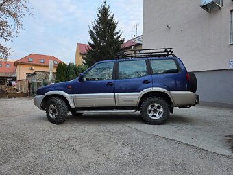 Nissan Terrano 2.4 - 11