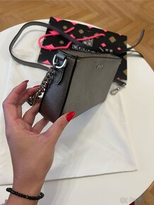 Strieborná crossbody DKNY kabelka - 11