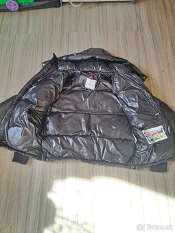 Predám túto nepouživanu Moncler bundu high-shine padded jack - 11