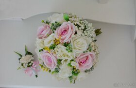 Svadobná kytica bielo-ružová s pierkom pre ženícha - 11