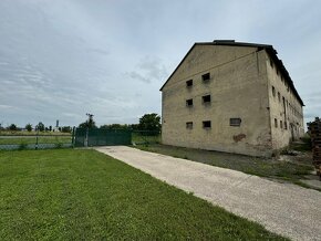 Pozemok s budovou v centre logistického parku v Seredi - 11