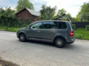 Volkswagen Touran 1.9 TDI Highline DSG - 11