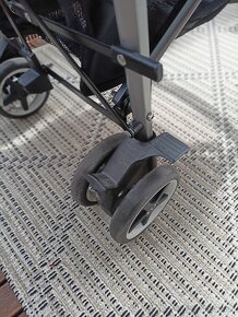 Svetlosivy sportovy kocik Cybex Onyx v top stave - 11