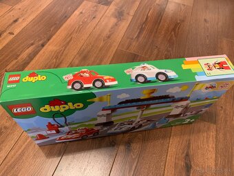 Predám Lego DUPLO 10947 - Pretekárske autá - Race Cars - 11