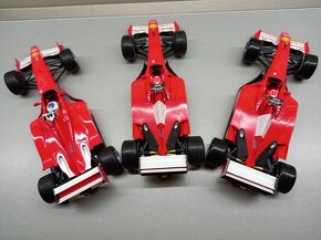 3x F1 FERRARI F2001 a F399 SCHUMACHER HOTWHEELS 1:18 - 11