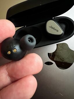 JABRA Elite 5 ČIERNE + stuple /SUPER CENA/ - 11