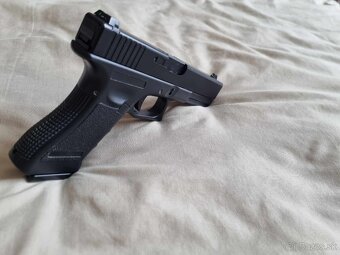 Predám Airsoft Zbraň Glock R18 - 11