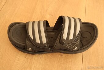 Dámske čierne šľapky ADIDAS veľkosť č. 39 - 11