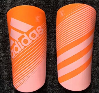 Adidas futbalové chrániče - 11