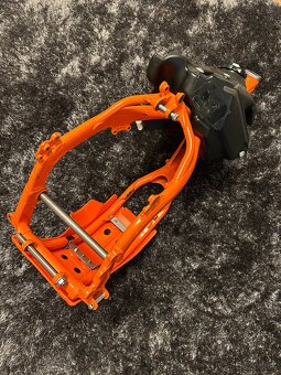 Rám z ktm sxf 450 2022, nádrž, vidlica, tlmič - 11