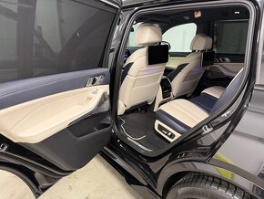 BMW X7 M50i BLACK INDIVIDUAL  možná výmena - 11