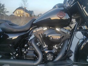 Harley Davidson Street Glide - 11