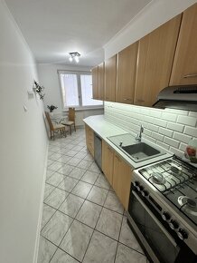 3 izbový byt, 71 m2, 5/5, zasklený balkón. Galanta, sídl.SNP - 11