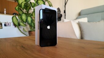 iPhone SE (2020) 64GG Black - 11