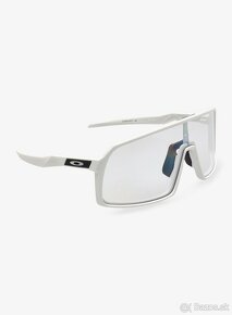 Oakley Sutro - Clear to Black Iridium Photochromic - Nové - 11