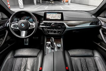 BMW M550i xDrive - 11