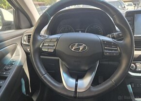 Hyundai i30 1.4-KAMERA-TAŽNÉ-FASTBACK - 11