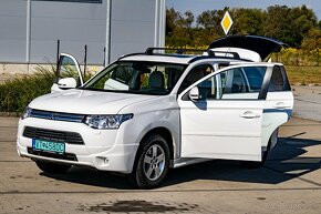 Mitsubishi Outlander PHEV 4x4 A/T (ťažné, max výbava) - 11