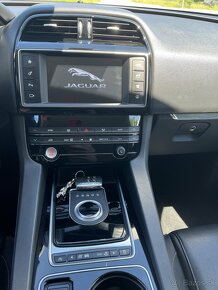 Jaguar F-Pace 2.0D - 11