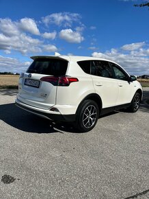 Na predaj v top stave Toyota RAV4 hybrid r.2018 - 11