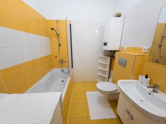 Priestranný 2 spálňový apartmán v centre - 11