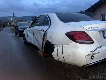 Mercedes Benz E300e burané - 11